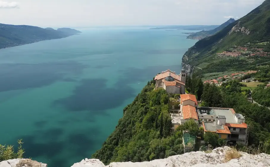 tignale mesto jazero lago di garda